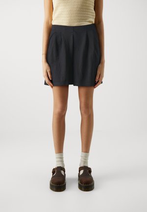 Pieces Short - black