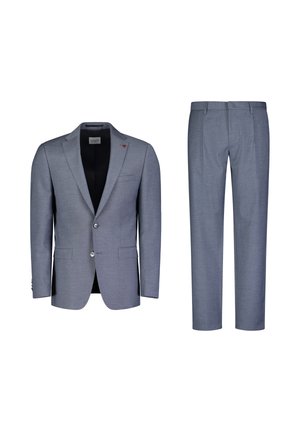 Tweedelig pak van lichtgrijze stof. Blazer heeft een notch lapel, twee knopen en een enkele borstzak; de broek is slim fit met persvouwen.