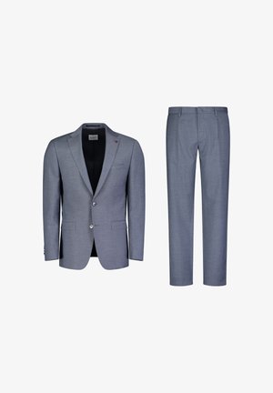 Tweedelig pak van lichtgrijze stof. Blazer heeft een notch lapel, twee knopen en een enkele borstzak; de broek is slim fit met persvouwen.