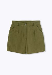 Shorts vert olive en tissu léger, dotés d'une ceinture avec une fermeture à bouton, de deux poches avant et de détails plissés discrets.