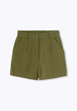 Shorts vert olive en tissu léger, dotés d'une ceinture avec une fermeture à bouton, de deux poches avant et de détails plissés discrets.
