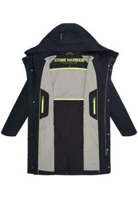 Chaqueta impermeable azul marino con un forro gris, acentos en neón amarillo y múltiples bolsillos con cremallera. Cuenta con una capucha desmontable.