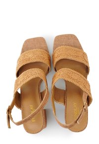 Bruine gevlochten sandalen met een vierkante neus, voorzien van gestructureerde banden en een blokhak. Inclusief een verstelbare enkelband voor een veilige pasvorm.