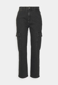 Zwarte denim cargo broek met een rechte pijp, voorzien van twee grote zijzakken en een klassieke knoopsluiting. Soepele textuur.
