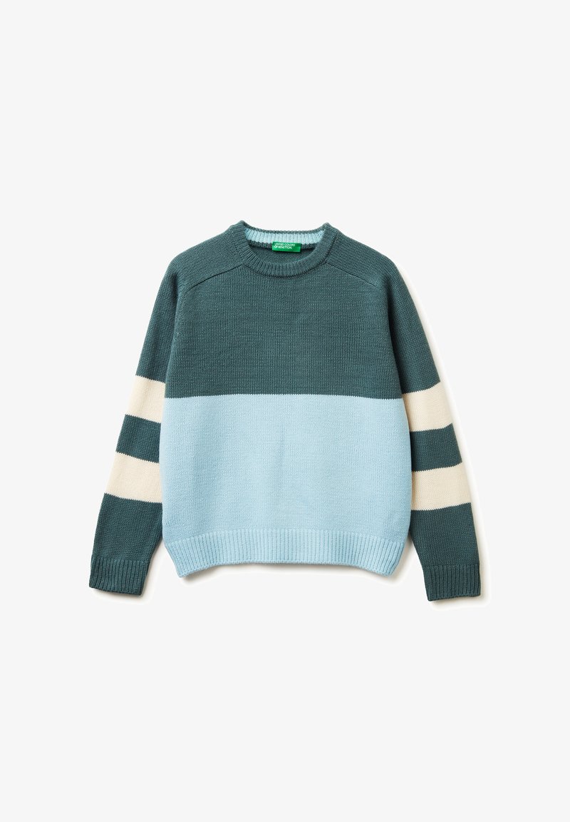 Pull en tricot avec un corps teal, une partie inférieure bleu clair et des rayures crème sur les manches. Encolure ronde et ourlet côtelé.