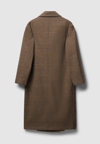 Langer brauner karierten Mantel mit spitzem Kragen, texturiertem Stoff und gesenkten Schultern. Er verfügt über ein Karomuster in unterschiedlichen Brauntönen.