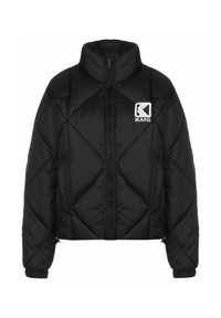 Juodas pūkinis džemperis su aukštu kaklu, siuvinėto rašto ir priekiniais užtrauktukais. Yra mažas baltas logotipas dešinėje krūtinės pusėje.