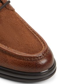 Scarpa in pelle marrone con una tomaia strutturata, punta arrotondata e cuciture visibili. Presenta una suola nera lucida e lacci color marrone cioccolato.