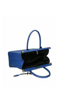 Bolso de piel azul con acabado texturizado, que cuenta con cierre de cremallera, herrajes en tono dorado, dos asas y un interior de tela negra.