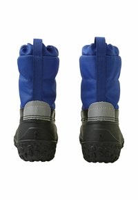 Niebieskie tekstylne buty z wyściełanym cholewką, szarymi akcentami i teksturowaną czarną gumową podeszwą zapewniającą przyczepność. Posiadają pętelkę z tyłu dla łatwego zakładania.