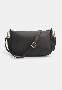 Čierna kožená crossbody taška s textúrovaným povrchom, zabezpečená zlatým zipsom a kovovými doplnkami, s nastaviteľným popruhom.
