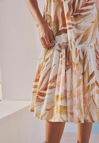 Next FRILL SUMMER MIDI REGULAR FIT - Kasdienė suknelė - white pink floral