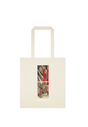Borsa tote color avorio con manici lunghi che presenta un'opera d'arte verticale in stile giapponese di guerrieri in armatura, uno a cavallo, su uno sfondo rosso e grigio.