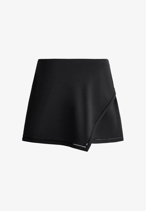 Minigonna nera asimmetrica con dettaglio a fascia e tessuto liscio, fotografata su sfondo bianco.
