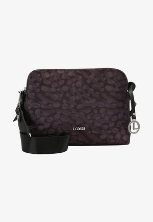 Bolso cruzado de color púrpura con estampado, cierre de cremallera, correa negra ajustable y acento de logo metálico. Textura suave y forma rectangular.