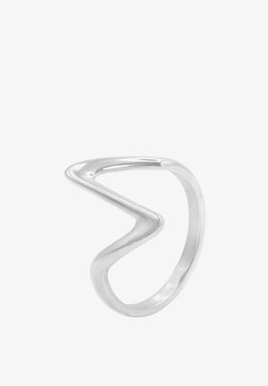Bague en argent avec un design torsadé et ondulé. Texture lisse, finition polie et forme ouverte ressemblant à une ligne en zigzag. Pas de décorations supplémentaires.
