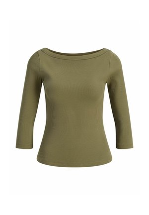 Haut en maille côtelée vert olive avec manches trois-quarts et large encolure bateau, cintré à la taille.