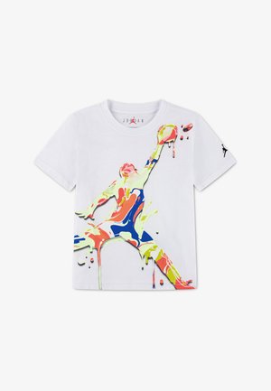 Bijela majica s višebojnim dizajnom koji izgleda kao da boja kaplje, prikazom košarkaša koji seže da zakuca loptu.