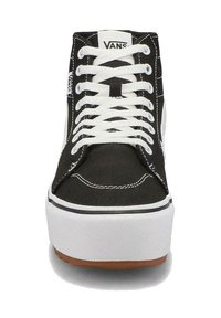 Zapatilla negra de caña alta con cordones blancos, suela de goma y panel lateral en contraste. Presenta detalles de costura y el logo de Vans en la lengüeta.