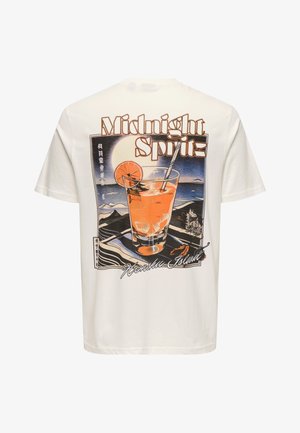 Camiseta de algodón blanca con un gráfico colorido de una bebida, con el texto "Midnight Spritz" y un fondo de océano escénico.