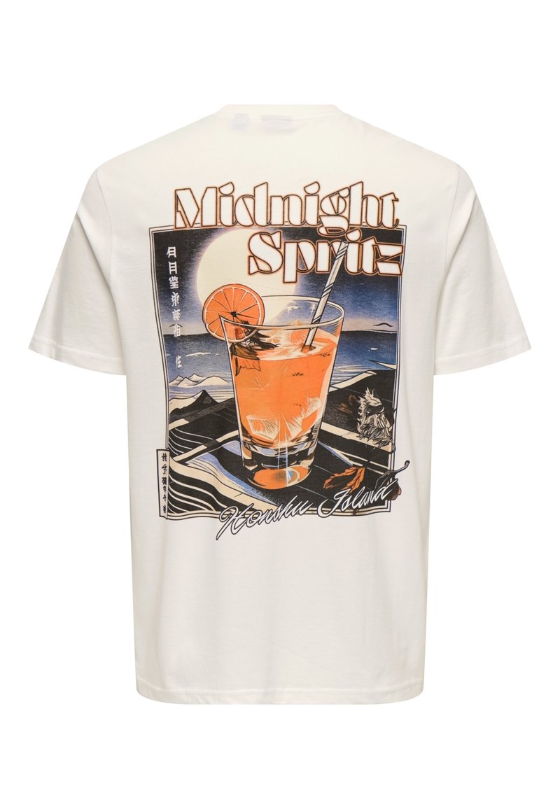 Camiseta de algodón blanca con un gráfico colorido de una bebida, con el texto "Midnight Spritz" y un fondo de océano escénico.