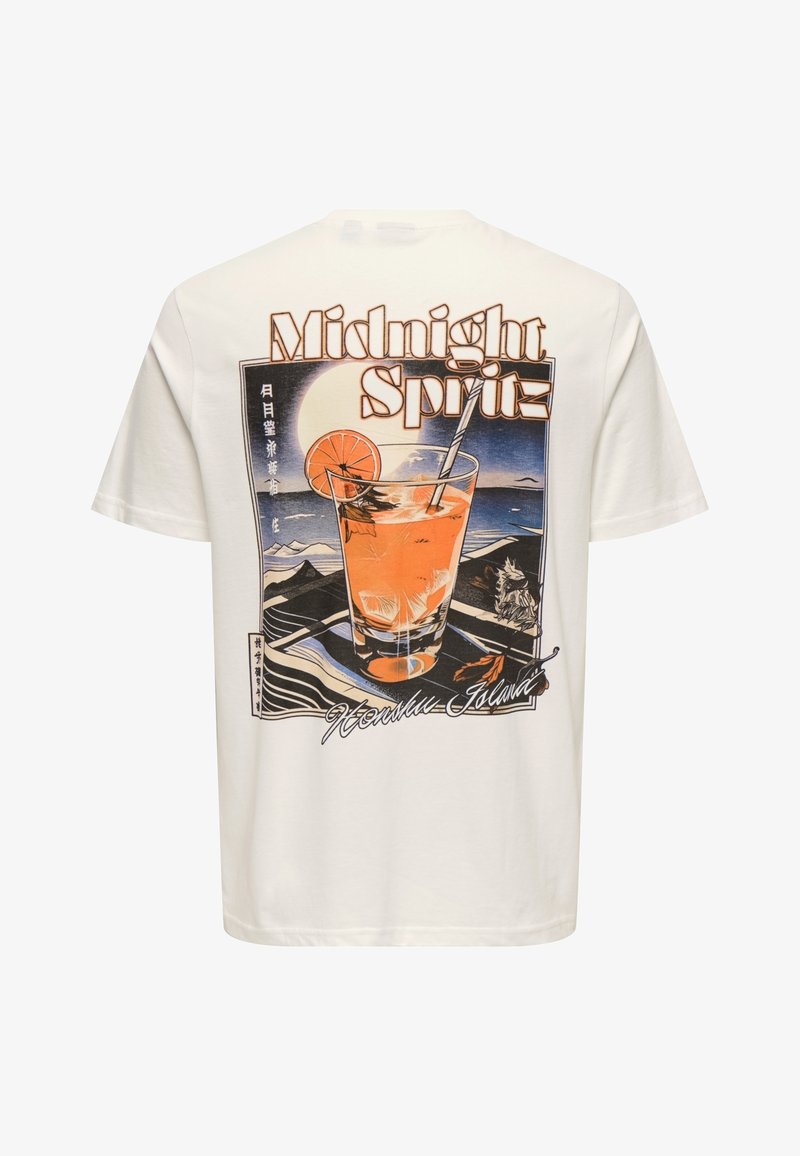 Camiseta de algodón blanca con un gráfico colorido de una bebida, con el texto "Midnight Spritz" y un fondo de océano escénico.