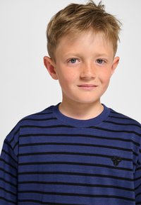 Blauw gestreept T-shirt met zwarte strepen, een ronde hals en een klein zwart geborduurd logo op de borst. Zachte stoftextuur.