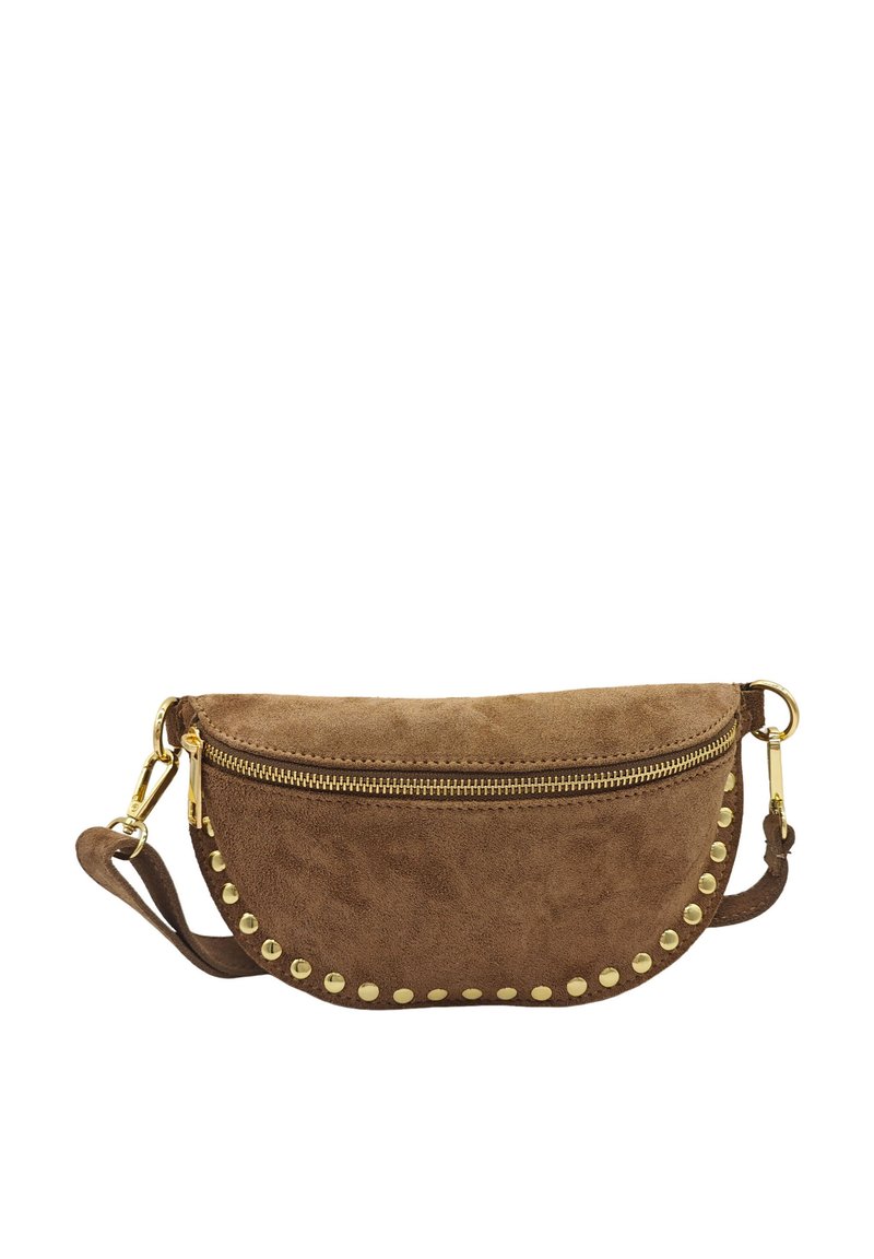 Sac en suède marron en forme de demi-lune, avec une fermeture éclair dorée et des clous décoratifs dorés le long du bas. Sangle réglable incluse.