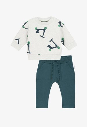 Baumwolloutfit mit einem hellgrauen Langarmoberteil mit Scooter-Druck und dunkelgrünen Hosen mit Taschen und Kordelzug.