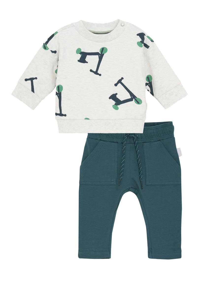 Ensemble en coton comprenant un haut à manches longues gris clair avec un imprimé de scooter et un pantalon vert foncé avec des poches et un cordon de serrage.