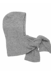 Grijs gebreide capuchon met een zachte textuur, met een gestrikt knoopdetail aan de voorkant. Materiaal lijkt warm en comfortabel.