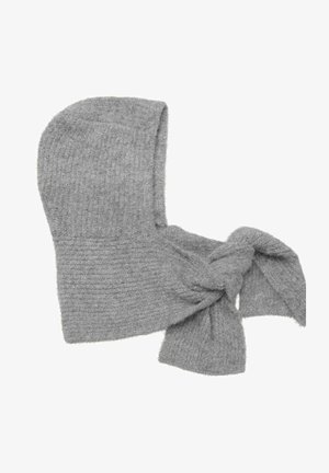 Grijs gebreide capuchon met een zachte textuur, met een gestrikt knoopdetail aan de voorkant. Materiaal lijkt warm en comfortabel.
