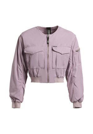 Jachetă scurtă lila cu mâneci lungi, fermoar frontal, două buzunare cu clapetă pe piept și manșete și talie cu dantelă.