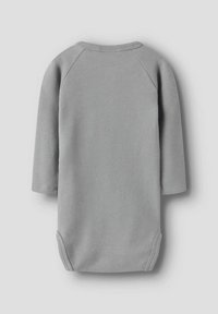 Ljusgrå långärmad bodysuit med ribbad textur, rundad halsringning och rundad nederkant. Har raglanärmar och sidoknappar.