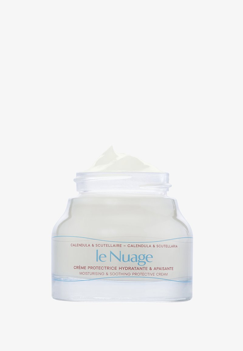 Bocal en verre clair de forme incurvée, crème protectrice blanche à l'intérieur, et couvercle texturé. Étiquette avec texte en bleu et rouge indiquant les détails du produit.