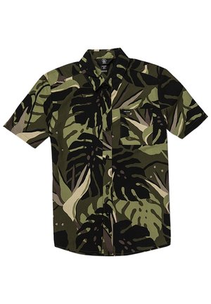 Koszula z krótkim rękawem w kolorach zielonym, czarnym i beżowym z wzorem liści. Posiada kołnierzyk zapinany na guziki oraz kieszeń na piersi z logo. Wykonana z lekkiego materiału.