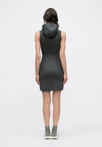 Vestido cinzento sem mangas com capuz, design ajustado, textura suave e comprimento até ao joelho, mostrado de costas sem padrões ou detalhes visíveis.