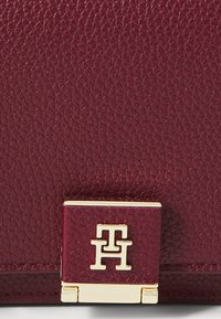 Tommy Hilfiger HER MINI CROSSOVER - Geantă crossbody - deep rouge