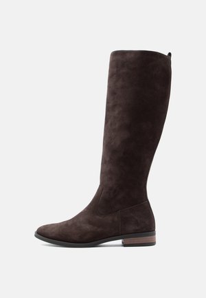 Bota de camurça castanha até ao joelho com um design elegante, bico arredondado, salto baixo e empilhado, e detalhe de costura mínima na lateral.
