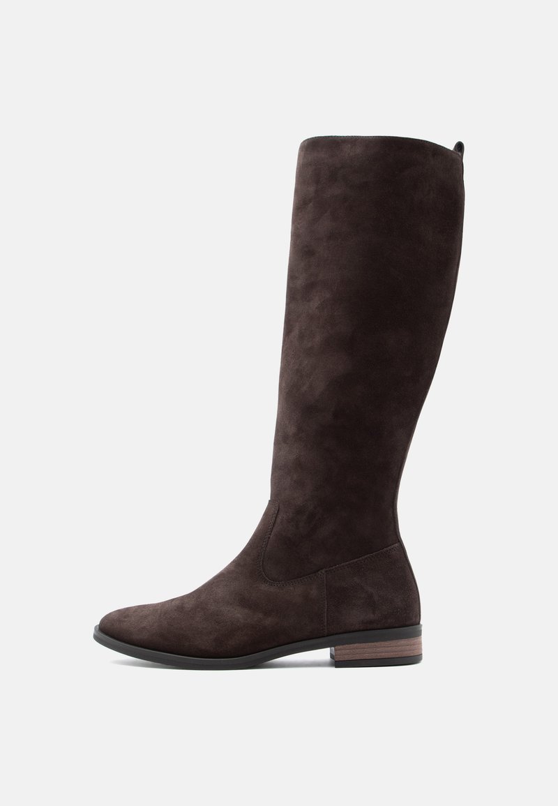 Bruna mockaknäboots med en stilren design, rund tå, låg klack med staplad effekt och minimal sömdetalj på sidan.