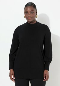 Mustaherkkipulloveri, jossa on aallotettu kaulus ja helma, pitkät pallosovitettu hihat ja yksityiskohta hihassa. Valmistettu pehmeästä, teksturoidusta kankaasta.