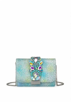 Bolso de mano texturizado en azul claro con correa de cadena, que presenta un broche joya en varios colores, incluyendo morado y azul verdoso, en la parte frontal.