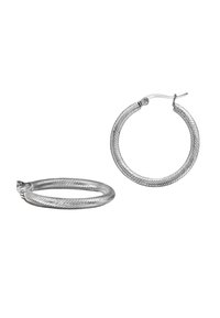 Une paire de boucles d'oreilles créoles en argent tressé, l'une couchée à plat et l'autre debout avec le fermoir visible, sur un fond blanc.