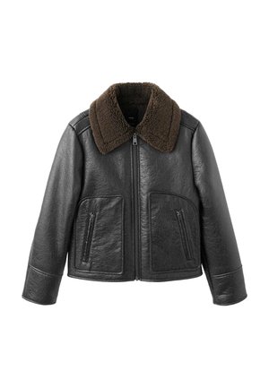 Veste en cuir noire avec col en fausse fourrure marron, fermeture éclair à l'avant et deux poches latérales zippées. Présente un design légèrement court.