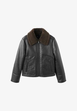 Veste en cuir noire avec col en fausse fourrure marron, fermeture éclair à l'avant et deux poches latérales zippées. Présente un design légèrement court.