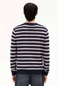 Gestreifter Pullover in Marineblau und Grau aus Strickstoff, mit Rundhalsausschnitt und Rippenbündchen, geradem Saum und rückseitiger Nahtdetail.