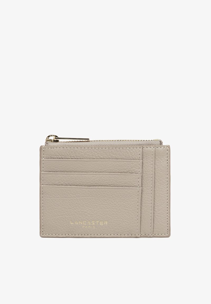 Porte-cartes en cuir beige texturé avec quatre emplacements pour cartes, une poche à monnaie zippée et le logo doré "Lancaster Paris" sur le devant.