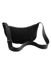 Zwarte ribfluwelen heuptas met een gebogen vorm, zilveren rits en een platte verstelbare nylonriem. Geëffend oppervlak met subtiele ribbels.