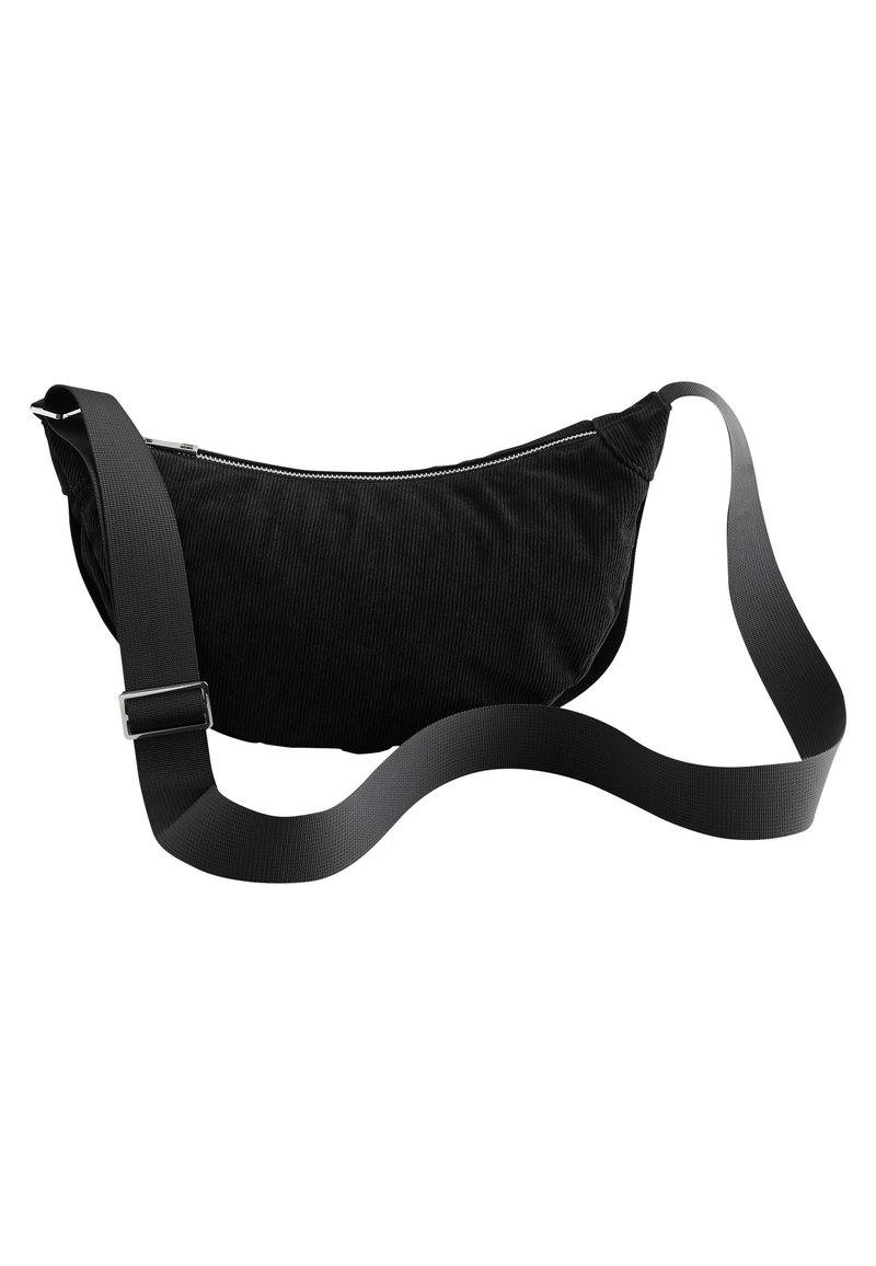 Zwarte ribfluwelen heuptas met een gebogen vorm, zilveren rits en een platte verstelbare nylonriem. Geëffend oppervlak met subtiele ribbels.