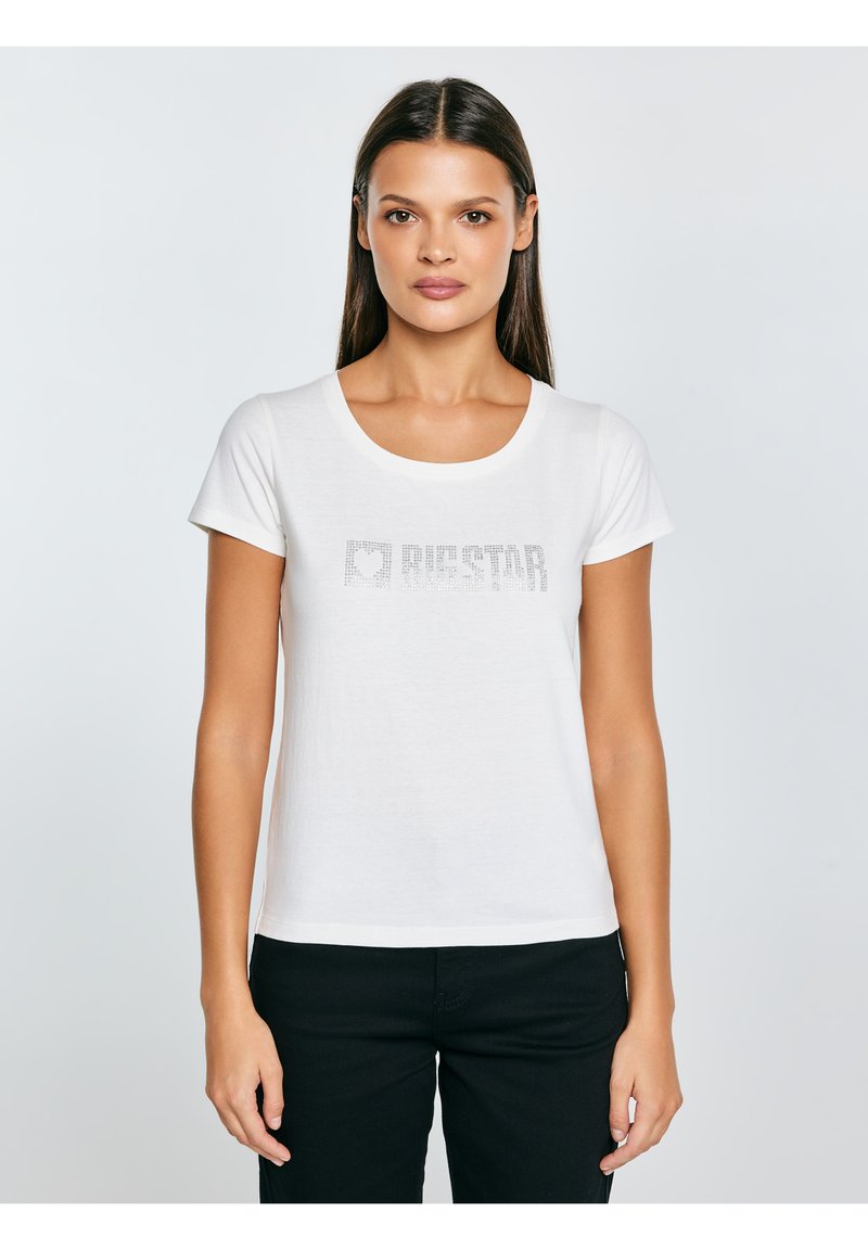 Biała koszulka z krótkim rękawem wykonana z bawełny, z okrągłym dekoltem i srebrnym logo wydrukowanym kryształkami na piersi.